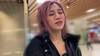 Joven Gal Moderna Se Deja Follar Duro. Su Voz Ronca Se Convierte En Gemidos De Hembra Cuando La Penetran