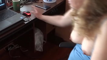 Esposa Latina Madura Y Ardiente Disfruta Masturbándose Con Porno, Pidiendo Polla Entre Orgasmos Intensos