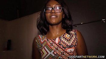 Ebony Skyler Nicole Se Atreve Con Un Enorme Polla En El Gloryhole