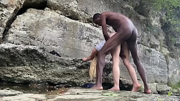 Bigdaddykj: Pareja Interracial Folla En Una Caminata | Avance