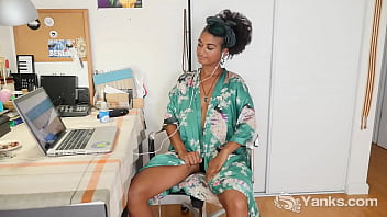 Ebony Lola Rose Se Toca Su Coño Peludo Con Dedos ávidos