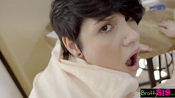 Pillina Traviesa – Cogí A Mi Hermanastra En La Cama De Nuestros Padres