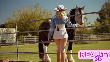 Chica De Campo River Lynn Le Muestra A Su Nuevo Hermanastro Cómo Le Gusta Ponerse Salvaje Y Sucio – T2:e1