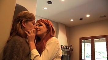 Rubia Ardiente Y Su Amante Lésbica