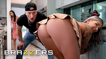Brazzers – La Cocinera Puta Hayley Davies Se Folla Al Marido De Su Mejor Amiga Y Arruina Su Cena De Aniversario