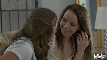 Adolescentes Calientes Olivia Grace Y Jacqueline Saborean Sus Jugosos Coños