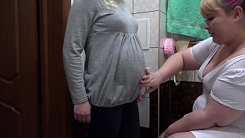 Enfermera Da Un Enema Lácteo A Una Milf Embarazada Y Masajea Su Coño Peludo, Terminando En Orgasmo. Fetichismo Lésbico.