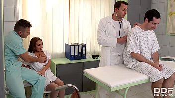 Consulta Trío Con La Madura Doctora Dominica Phoenix Conduce A Una Doble Penetración