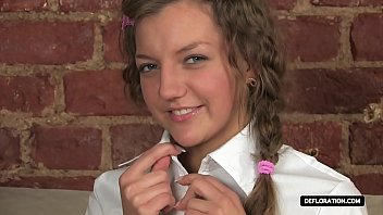 Adolescente Rusa Rubia Mojada Masturbándose