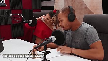 Chica Blanca De Curvas Sensuales (athena Faris) Prueba A Escondidas La Enorme Polla Negra De (ricky Johnson) – Reality Kings